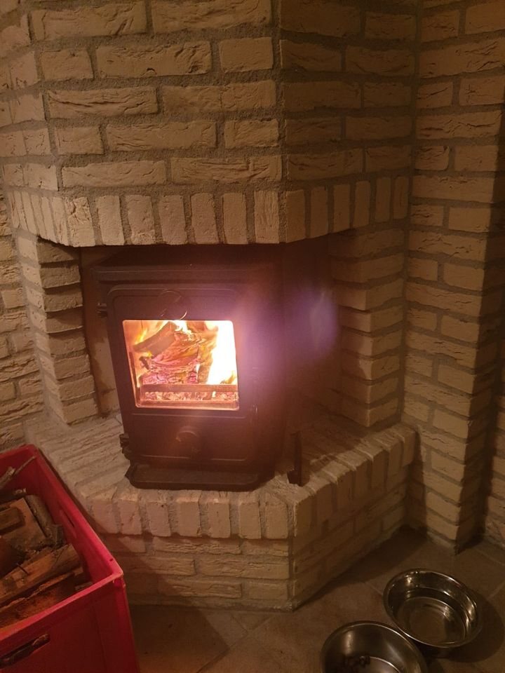 Gemauerter Kamin mit brennendem Holzfeuer