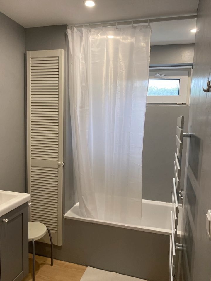 Bad mit Badewanne und Duschvorhang